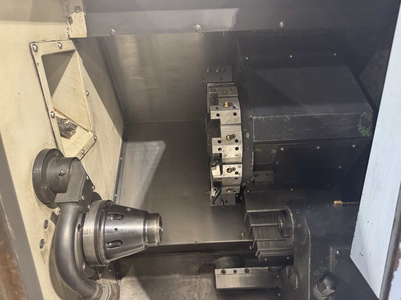 DOOSAN LYNX 220A CNC Lathe, 2011 - with SMW Bar feed - Image 8