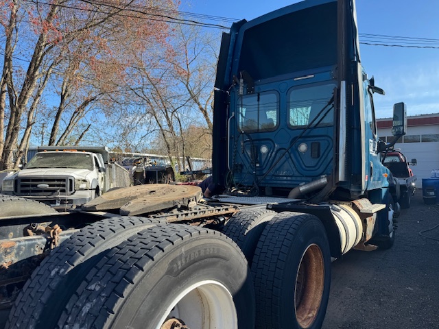 Freightliner Cascadia 125 Day Cab, 2017 – Tandem Axle Class 8 Semi Tractor - Image 7