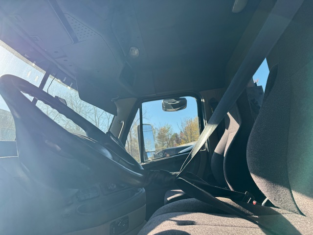 Freightliner Cascadia 125 Day Cab, 2017 – Tandem Axle Class 8 Semi Tractor - Image 8