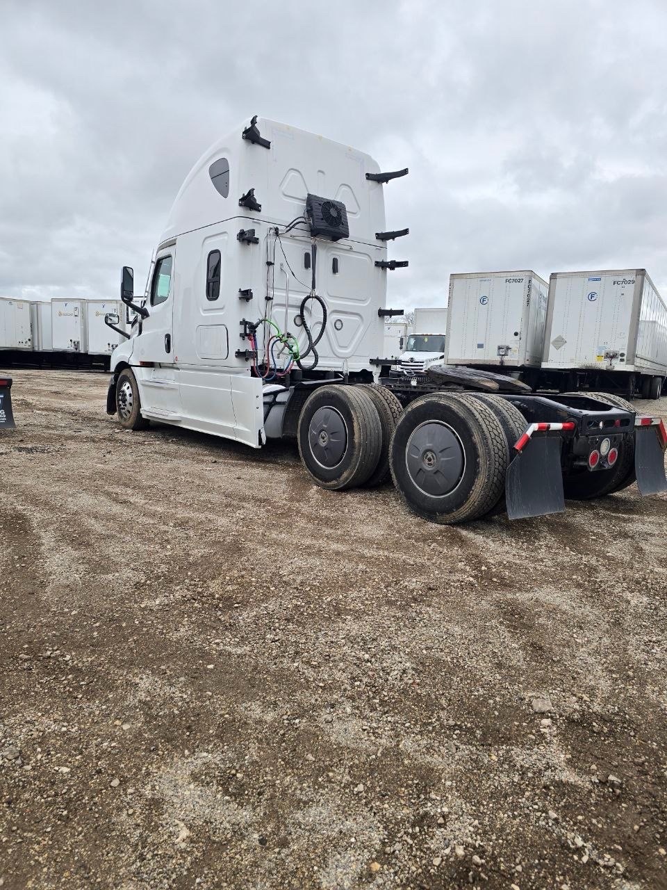 Freightliner Cascadia 126 Sleeper Truck, 2023 – Detroit DD15 / DT12 Automatic, Tandem Axle Class 8 Semi Tractor - Image 4
