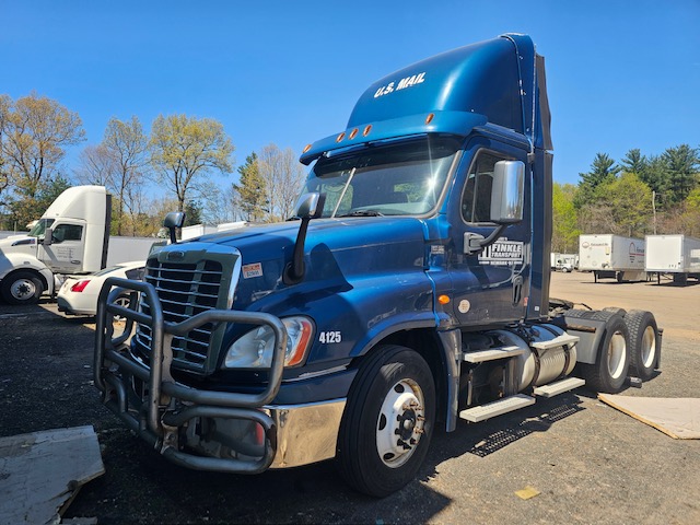 Freightliner Cascadia 125 Day Cab, 2017 – Tandem Axle Class 8 Semi Tractor - Image 9