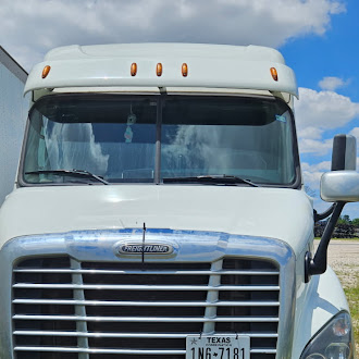 Freightliner Cascadia 125 Sleeper Truck, 2016 – Detroit DD15, Automatic / Manual, Tandem Axle Class 8 Semi Tractor - Image 8