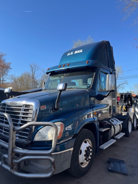 Freightliner Cascadia 125 Day Cab, 2017 – Tandem Axle Class 8 Semi Tractor - Image 3