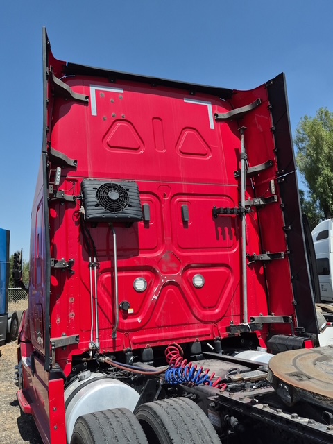 Freightliner Cascadia Sleeper Semi, 2019 – Tandem Axle Class 8 Tractor - Image 10