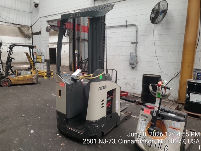 Crown RM6025-45 Electric Reach Truck, 2019 – 4,500 lb Capacity, Narrow Aisle Warehouse Forklift - Image 2
