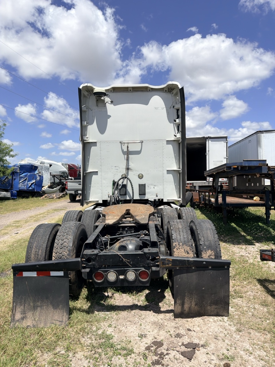 Kenworth T680 Sleeper Truck, 2014 - PACCAR/Cummins Diesel, Tandem Axle, Air Ride, 10-Speed/Auto, OTR Semi Tractor - Image 11