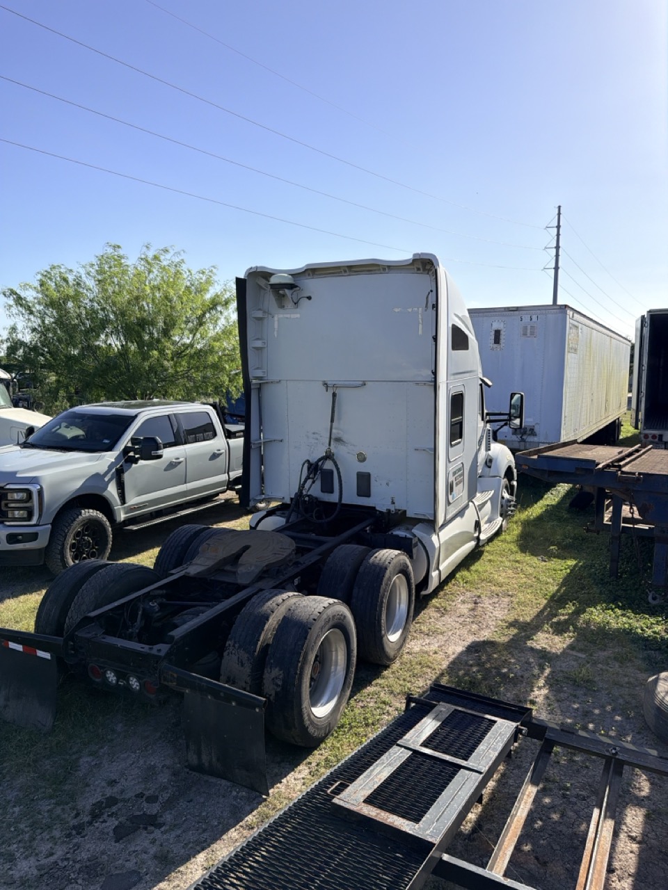 Kenworth T680 Sleeper Truck, 2014 - PACCAR/Cummins Diesel, Tandem Axle, Air Ride, 10-Speed/Auto, OTR Semi Tractor - Image 12