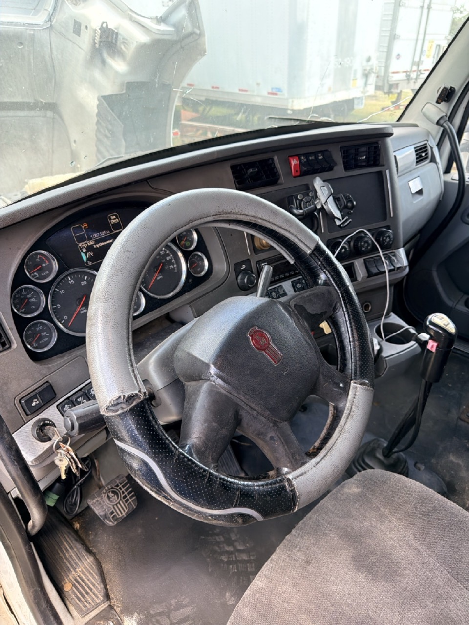 Kenworth T680 Sleeper Truck, 2014 - PACCAR/Cummins Diesel, Tandem Axle, Air Ride, 10-Speed/Auto, OTR Semi Tractor - Image 13