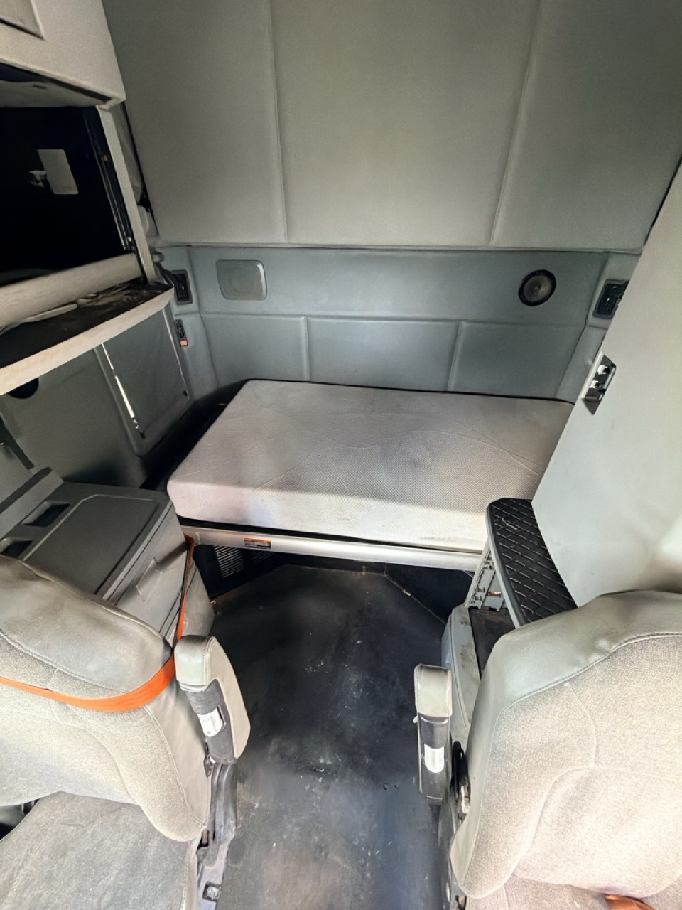 Kenworth T680 Sleeper Truck, 2014 - PACCAR/Cummins Diesel, Tandem Axle, Air Ride, 10-Speed/Auto, OTR Semi Tractor - Image 15