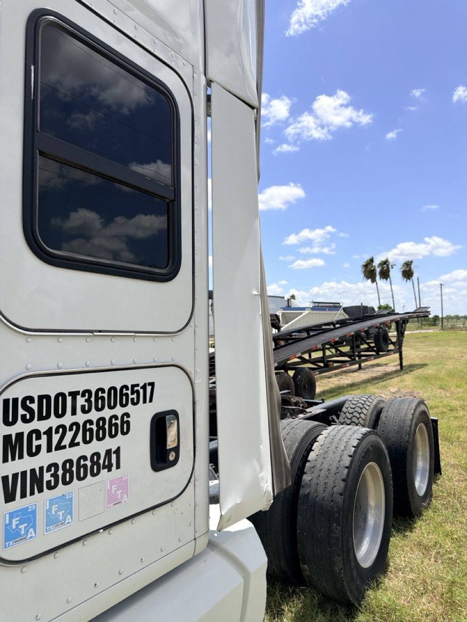 Kenworth T680 Sleeper Truck, 2014 - PACCAR/Cummins Diesel, Tandem Axle, Air Ride, 10-Speed/Auto, OTR Semi Tractor - Image 16