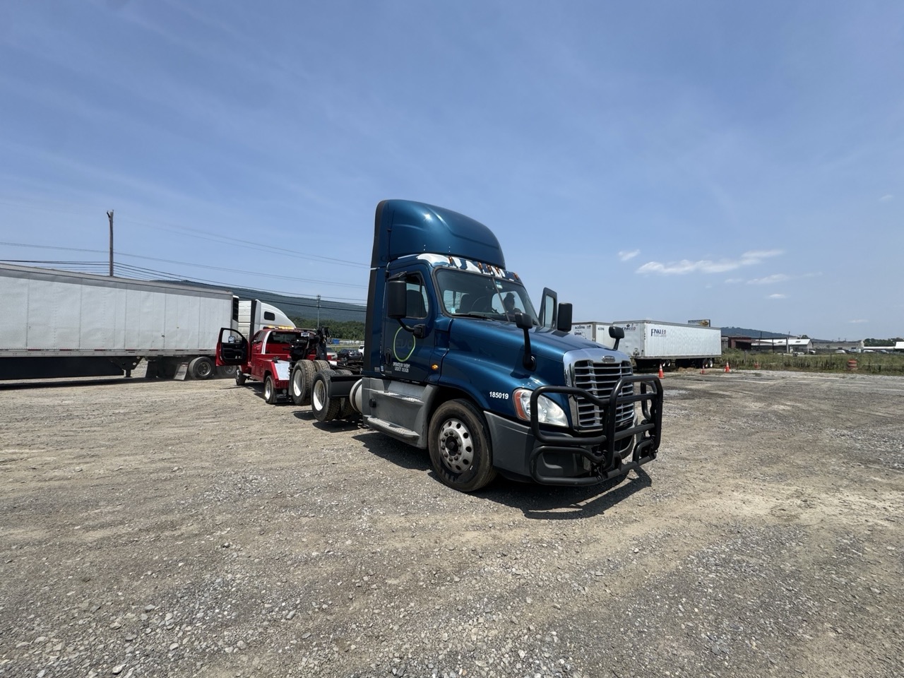 Freightliner Cascadia 125 Day Cab Semi Truck, 2018 – Detroit DD15 Diesel, Tandem Axle, 52,000-Lb GVWR - Image 2