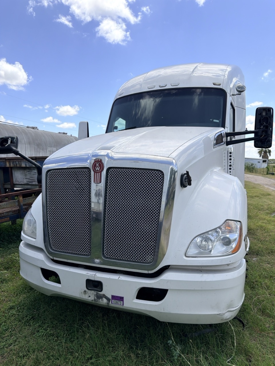 Kenworth T680 Sleeper Truck, 2014 - PACCAR/Cummins Diesel, Tandem Axle, Air Ride, 10-Speed/Auto, OTR Semi Tractor - Image 2