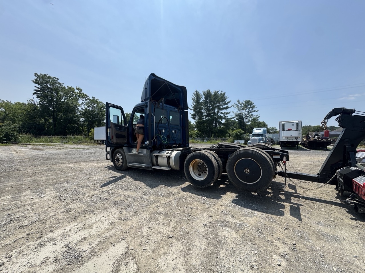 Freightliner Cascadia 125 Day Cab Semi Truck, 2018 – Detroit DD15 Diesel, Tandem Axle, 52,000-Lb GVWR - Image 3