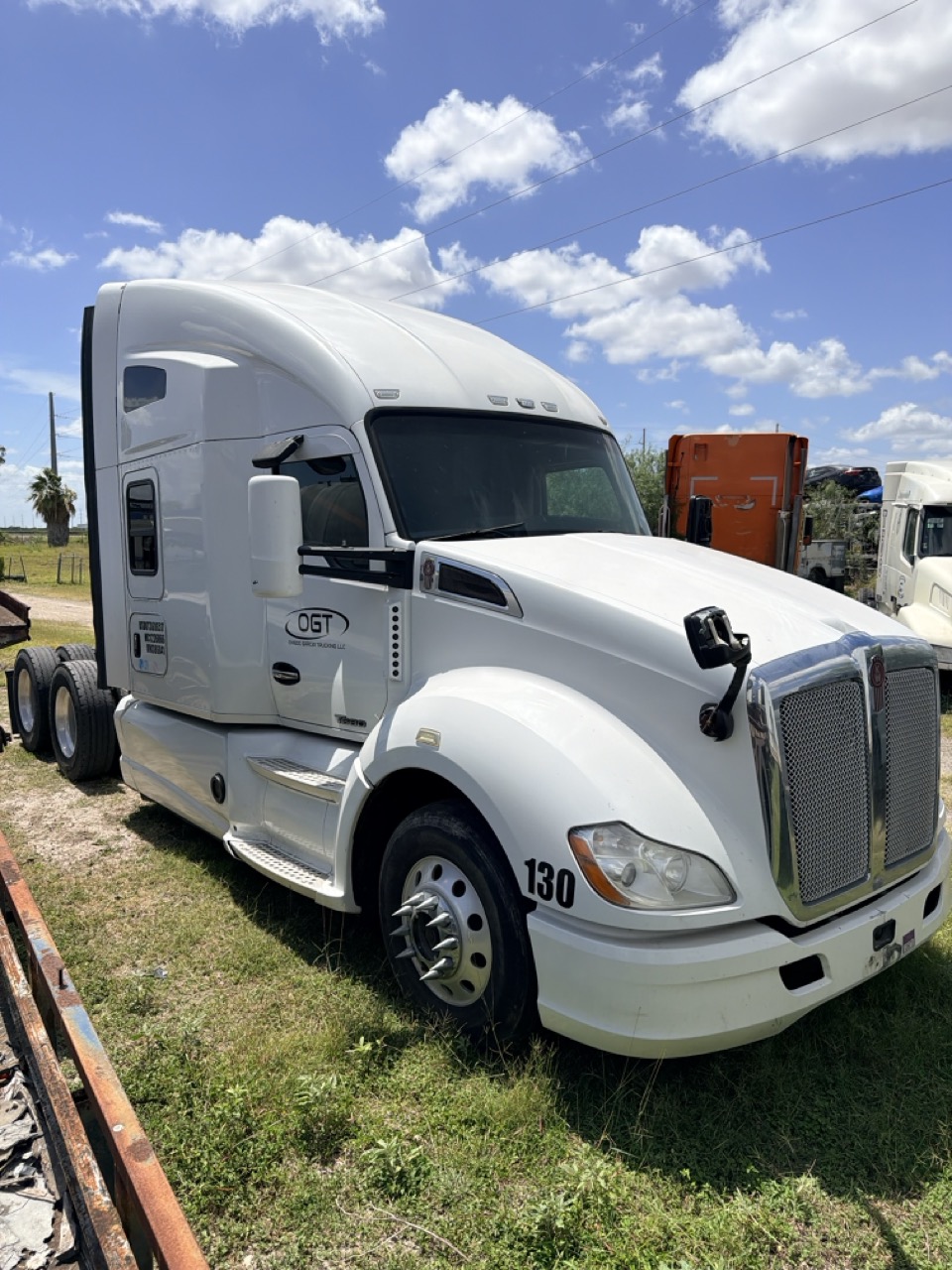 Kenworth T680 Sleeper Truck, 2014 - PACCAR/Cummins Diesel, Tandem Axle, Air Ride, 10-Speed/Auto, OTR Semi Tractor - Image 3