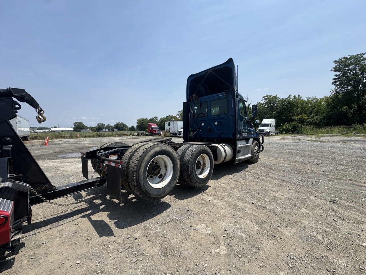 Freightliner Cascadia 125 Day Cab Semi Truck, 2018 – Detroit DD15 Diesel, Tandem Axle, 52,000-Lb GVWR - Image 4