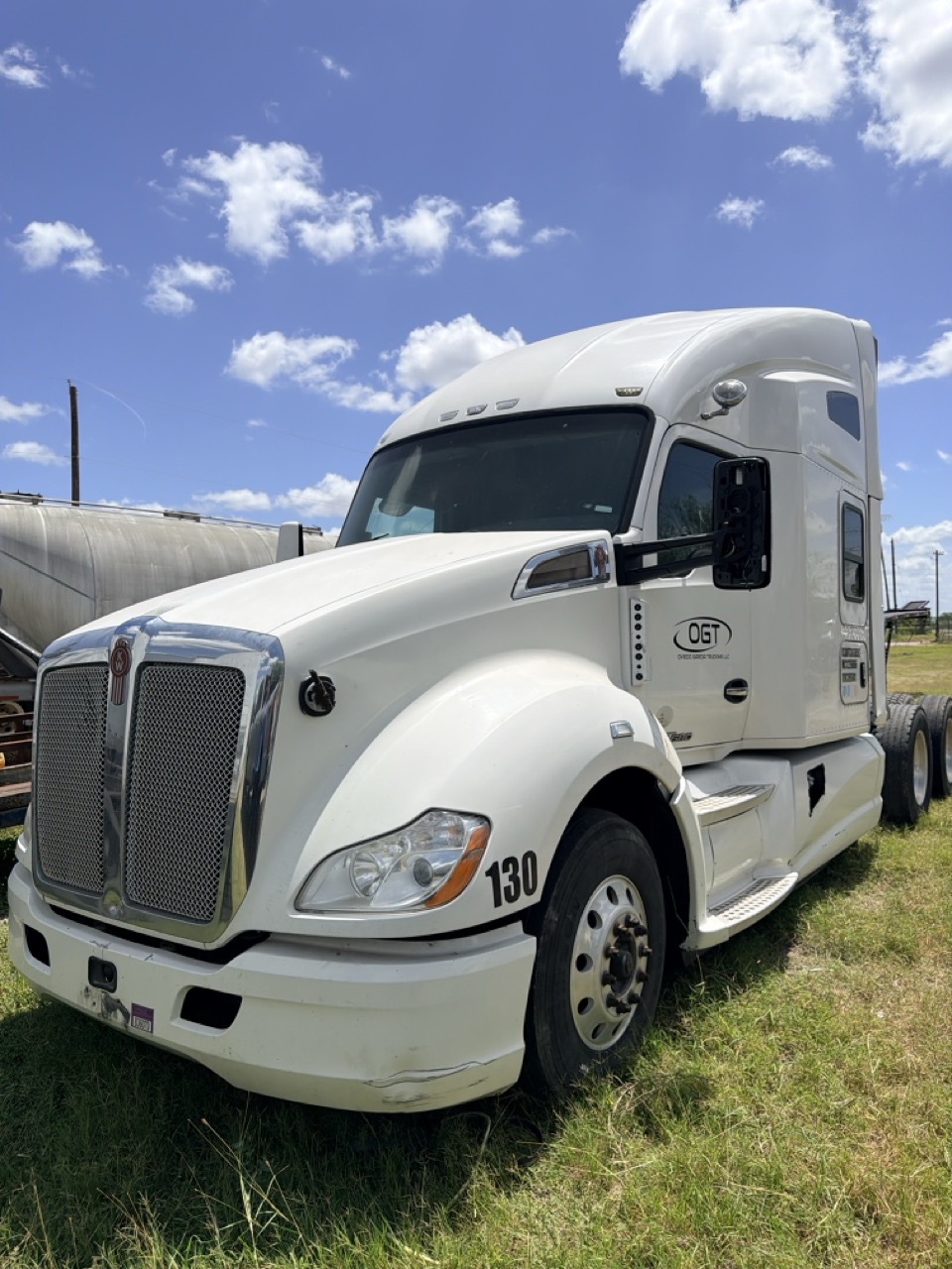 Kenworth T680 Sleeper Truck, 2014 - PACCAR/Cummins Diesel, Tandem Axle, Air Ride, 10-Speed/Auto, OTR Semi Tractor - Image 4