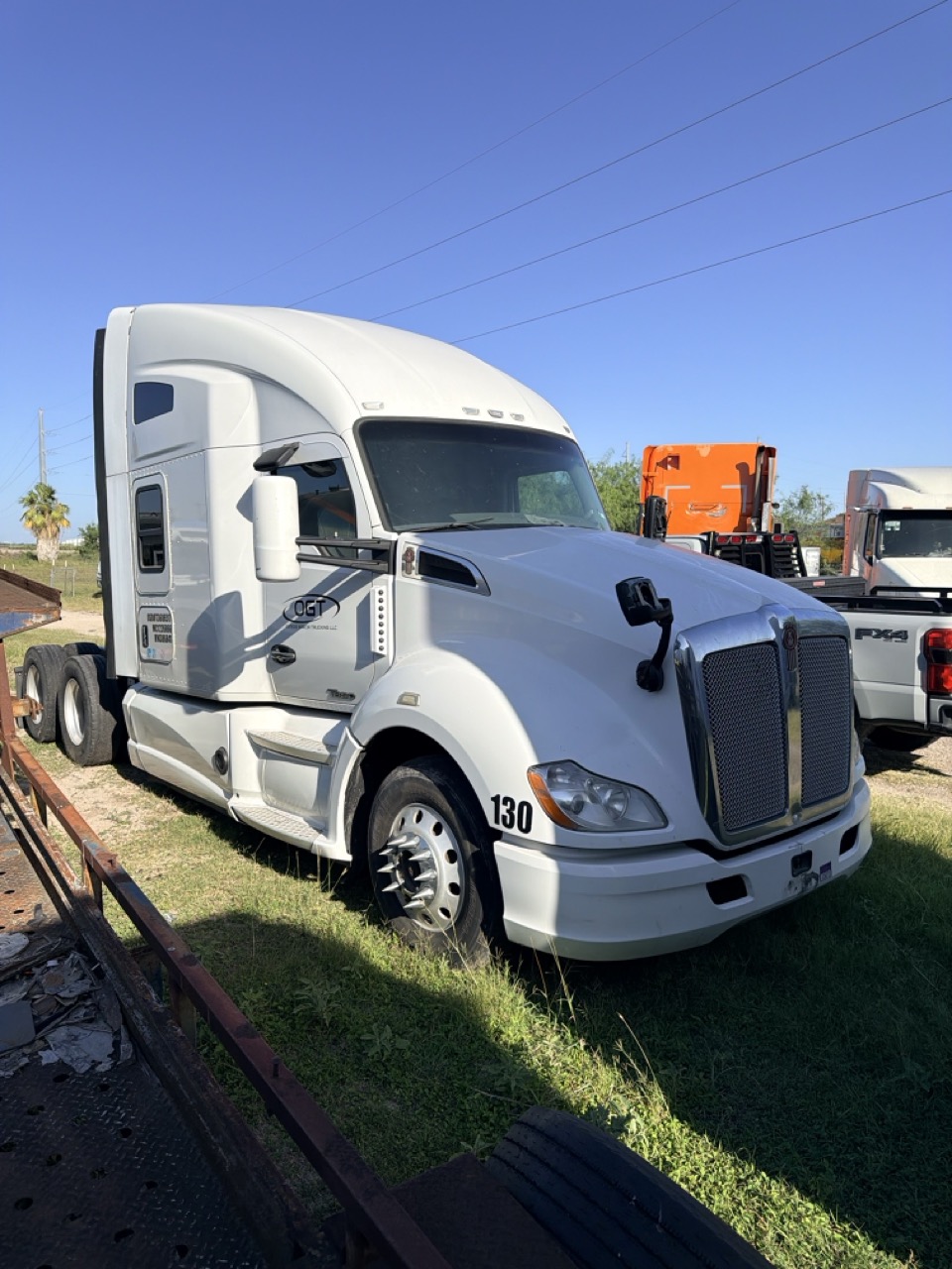 Kenworth T680 Sleeper Truck, 2014 - PACCAR/Cummins Diesel, Tandem Axle, Air Ride, 10-Speed/Auto, OTR Semi Tractor - Image 6