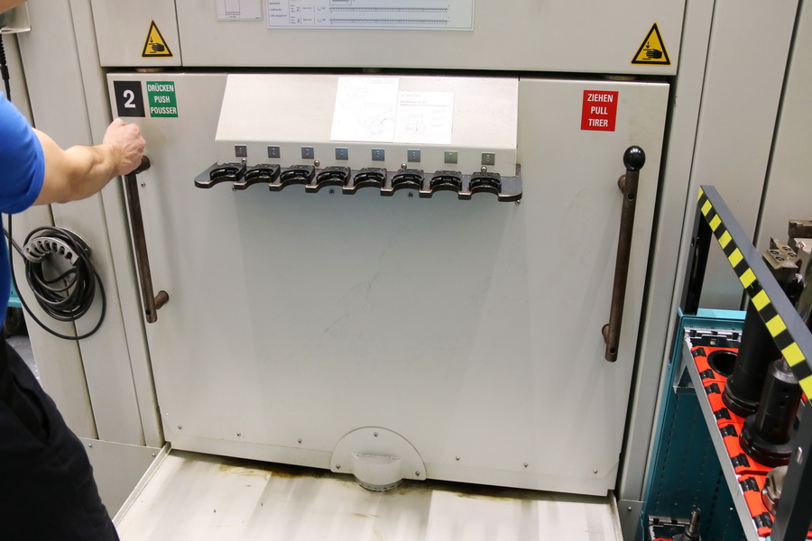 Droop + Rein TFS 22-40 DT D40 P CNC 5-Axis Planer Type Milling Machine, 2007 - Dual Chip Conveyors, Through Spindle Coolant, Probe, Rotary Table - Image 61