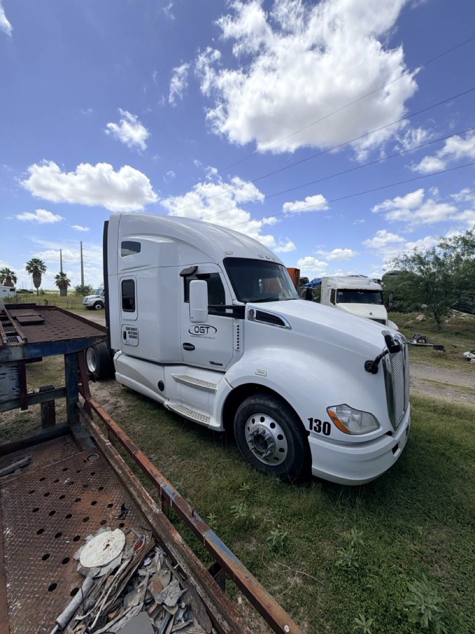Kenworth T680 Sleeper Truck, 2014 - PACCAR/Cummins Diesel, Tandem Axle, Air Ride, 10-Speed/Auto, OTR Semi Tractor - Image 7
