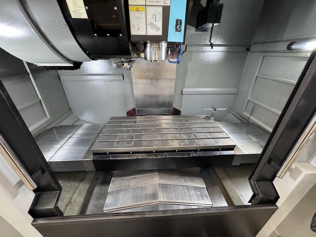 Hurco VMX-42Di CNC VMC, 2019 - WinMax Software, Chiller, Low Hours, Under Power Ready for Inspection - Image 7