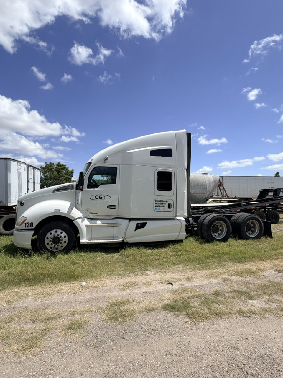 Kenworth T680 Sleeper Truck, 2014 - PACCAR/Cummins Diesel, Tandem Axle, Air Ride, 10-Speed/Auto, OTR Semi Tractor - Image 8