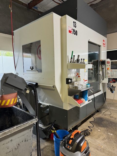 Haas UMC-750 5-Axis VMC, 2022 – 30” Travels, 15K Spindle, 50+1 Tools, TSC & Chip Conveyor (2) - Image 3