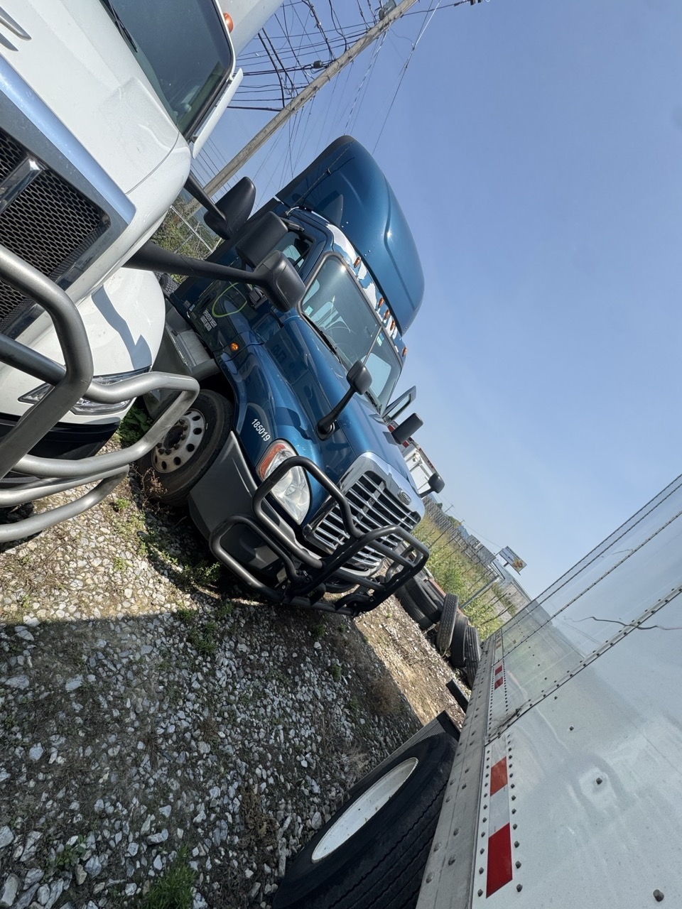 Freightliner Cascadia 125 Day Cab Semi Truck, 2018 – Detroit DD15 Diesel, Tandem Axle, 52,000-Lb GVWR - Image 5