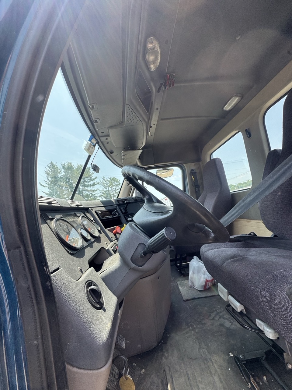 Freightliner Cascadia 125 Day Cab Semi Truck, 2018 – Detroit DD15 Diesel, Tandem Axle, 52,000-Lb GVWR - Image 7