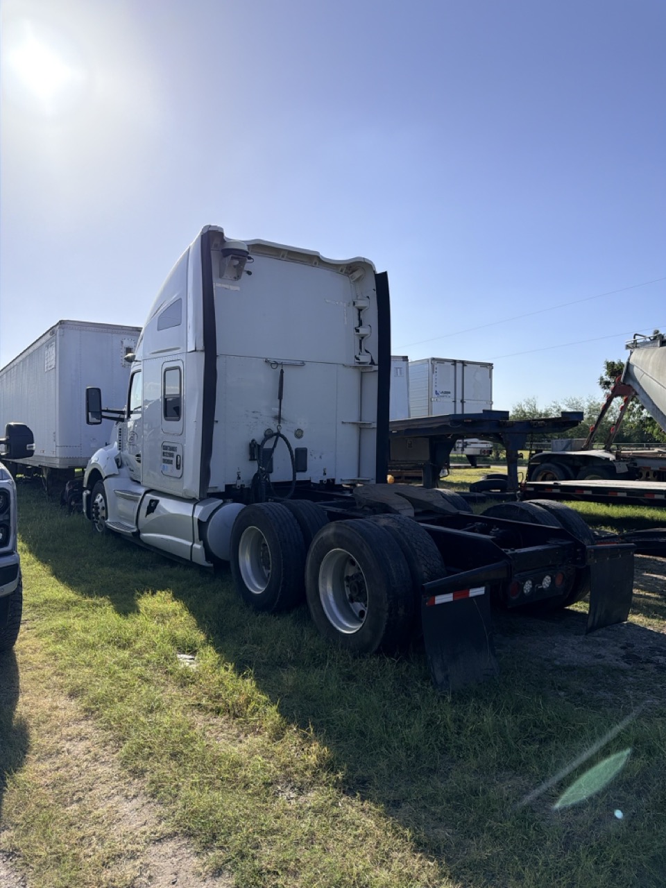 Kenworth T680 Sleeper Truck, 2014 - PACCAR/Cummins Diesel, Tandem Axle, Air Ride, 10-Speed/Auto, OTR Semi Tractor - Image 2
