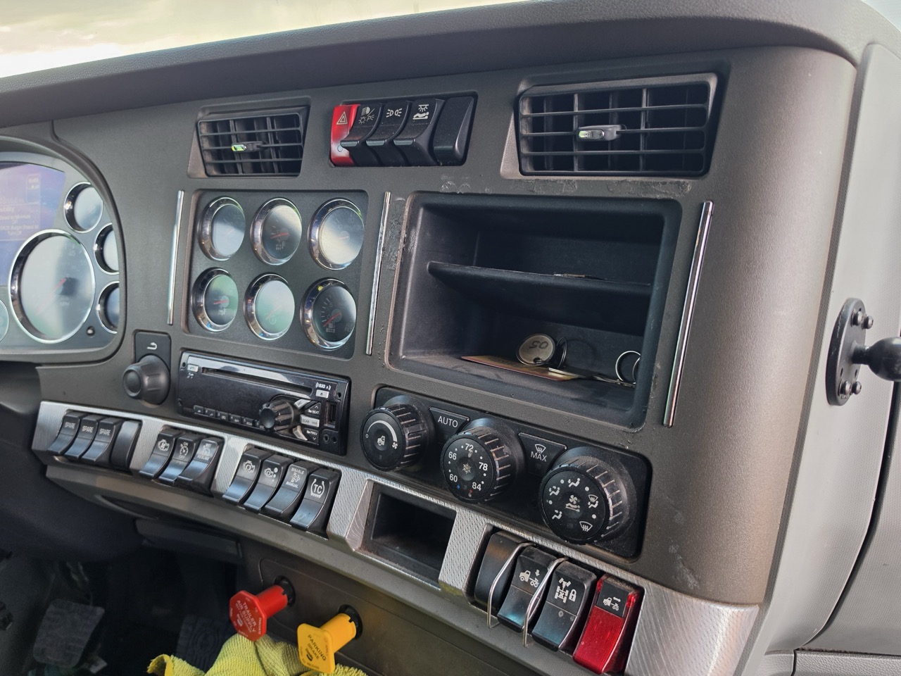 Kenworth T680 Raised Roof Sleeper, 2018 - Cummins ISX Engine - Image 33