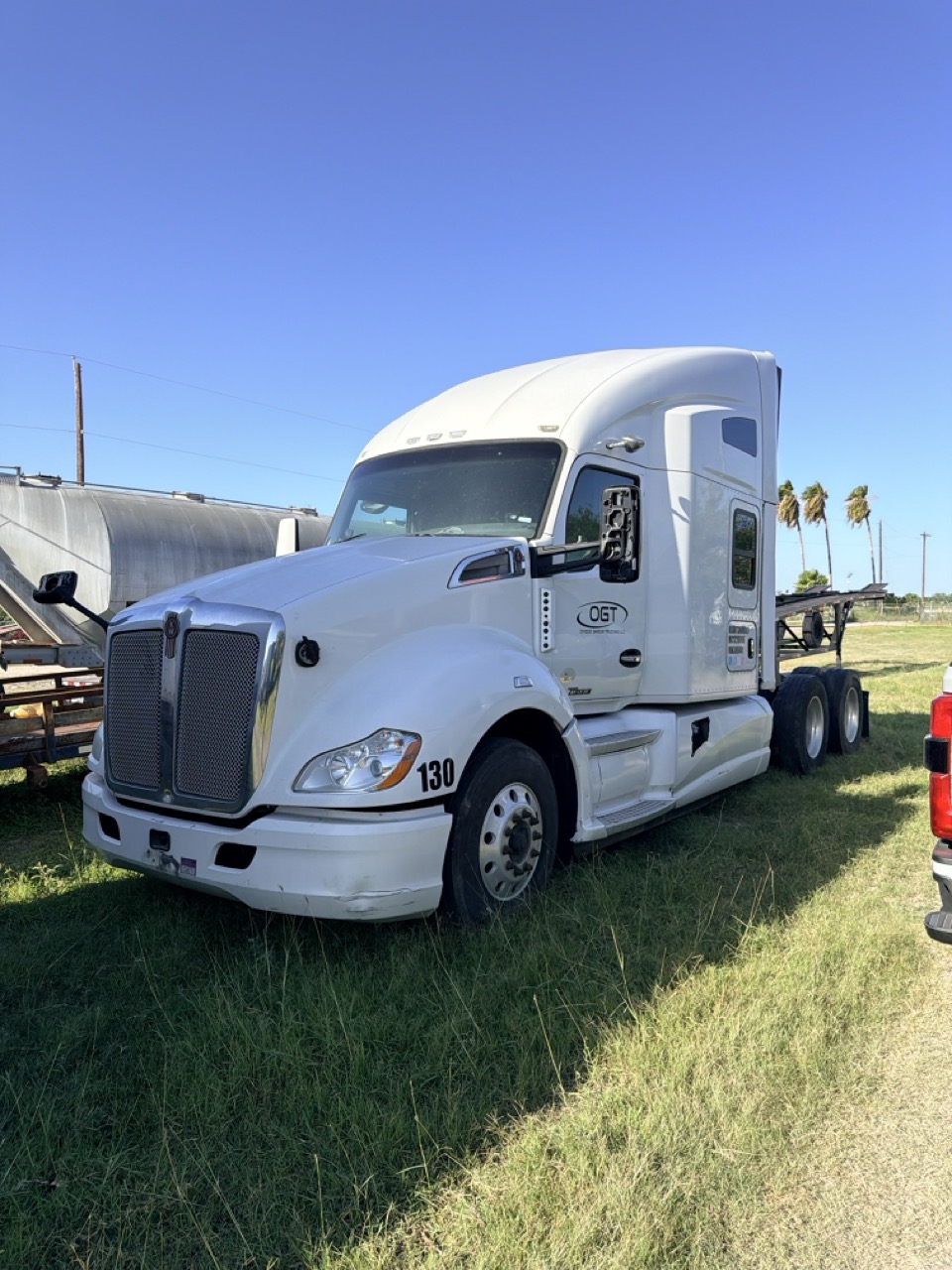 Kenworth T680 Sleeper Truck, 2014 - PACCAR/Cummins Diesel, Tandem Axle, Air Ride, 10-Speed/Auto, OTR Semi Tractor - Image 4