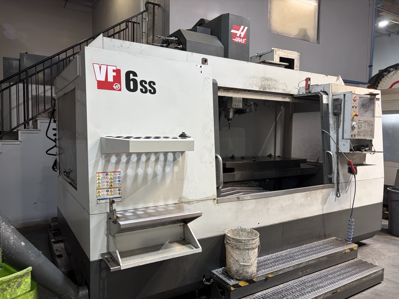 Haas VF-6SS VMC, 2014 - 4th & 5th Axis Wiring, Chip Auger