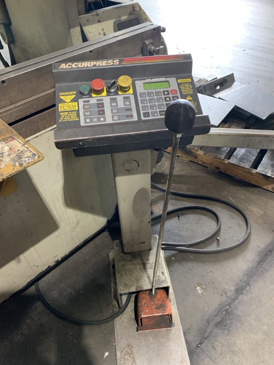 130 Ton x 8' Accurpress 71308 Hydraulic Press Brake, 1999 - Image 3