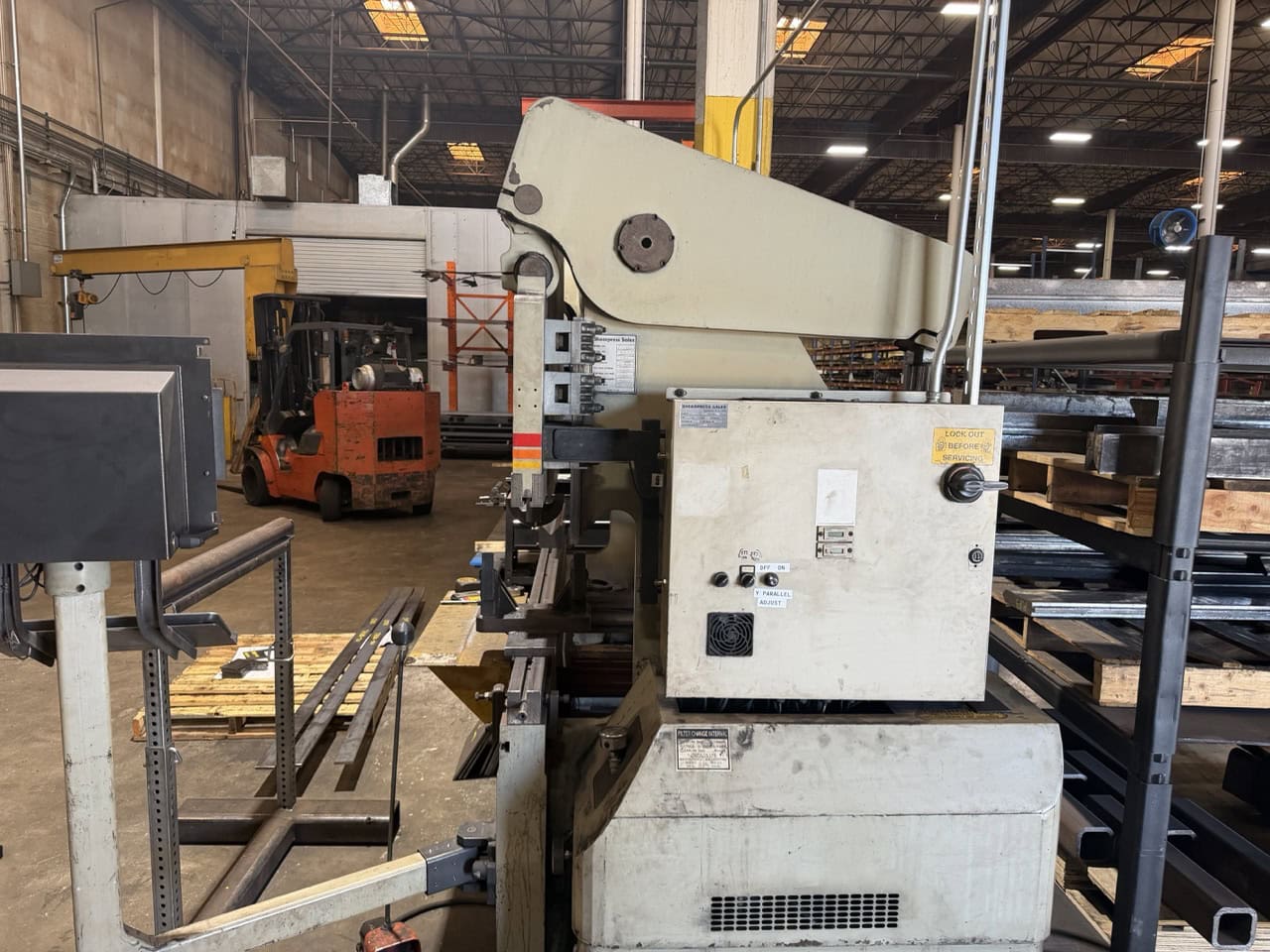 130 Ton x 8' Accurpress 71308 Hydraulic Press Brake, 1999 - Image 4