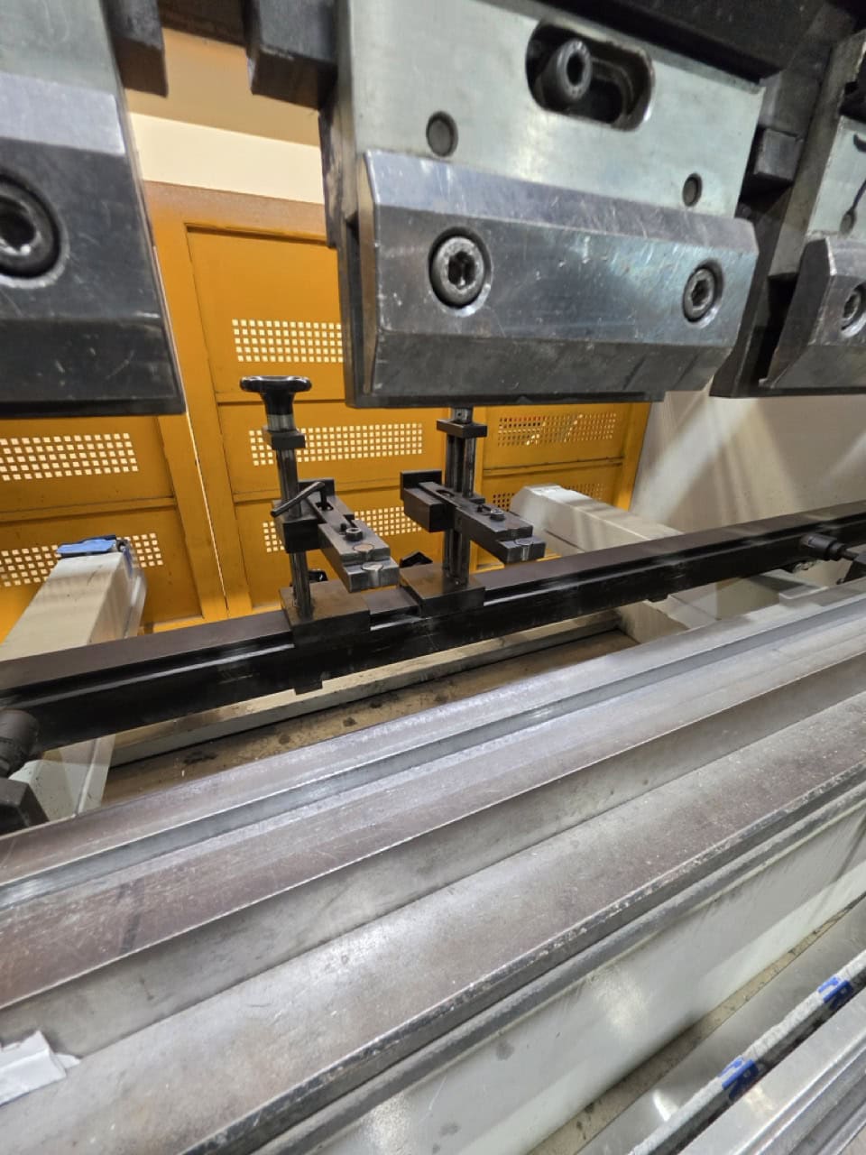 65 Ton x 8' Knuth AHK D 2660 Hydraulic Press Brake, 2010 - Backgauge, Tooling - Image 4