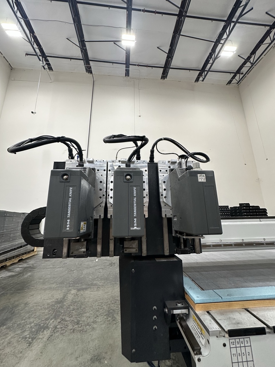 9' x 10' AXYZ Infinite 8010 CNC Router, 2019 - Vacuum Pump - Image 8