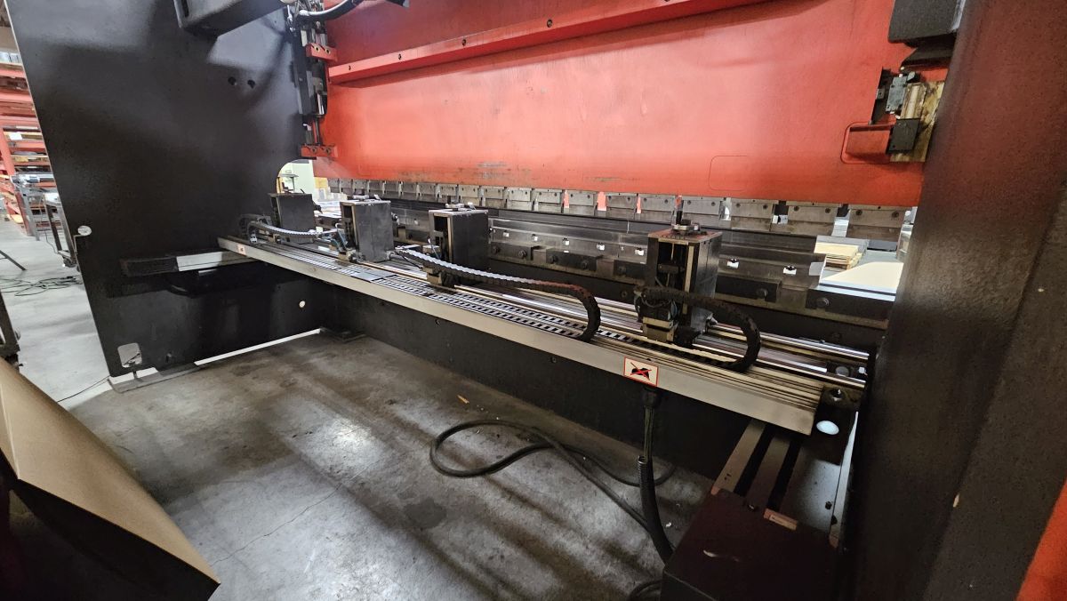 138 Ton x 13′ Amada HFB 125-40 CNC Press Brake, 1996 – 6 Axis Backgauge - Image 5