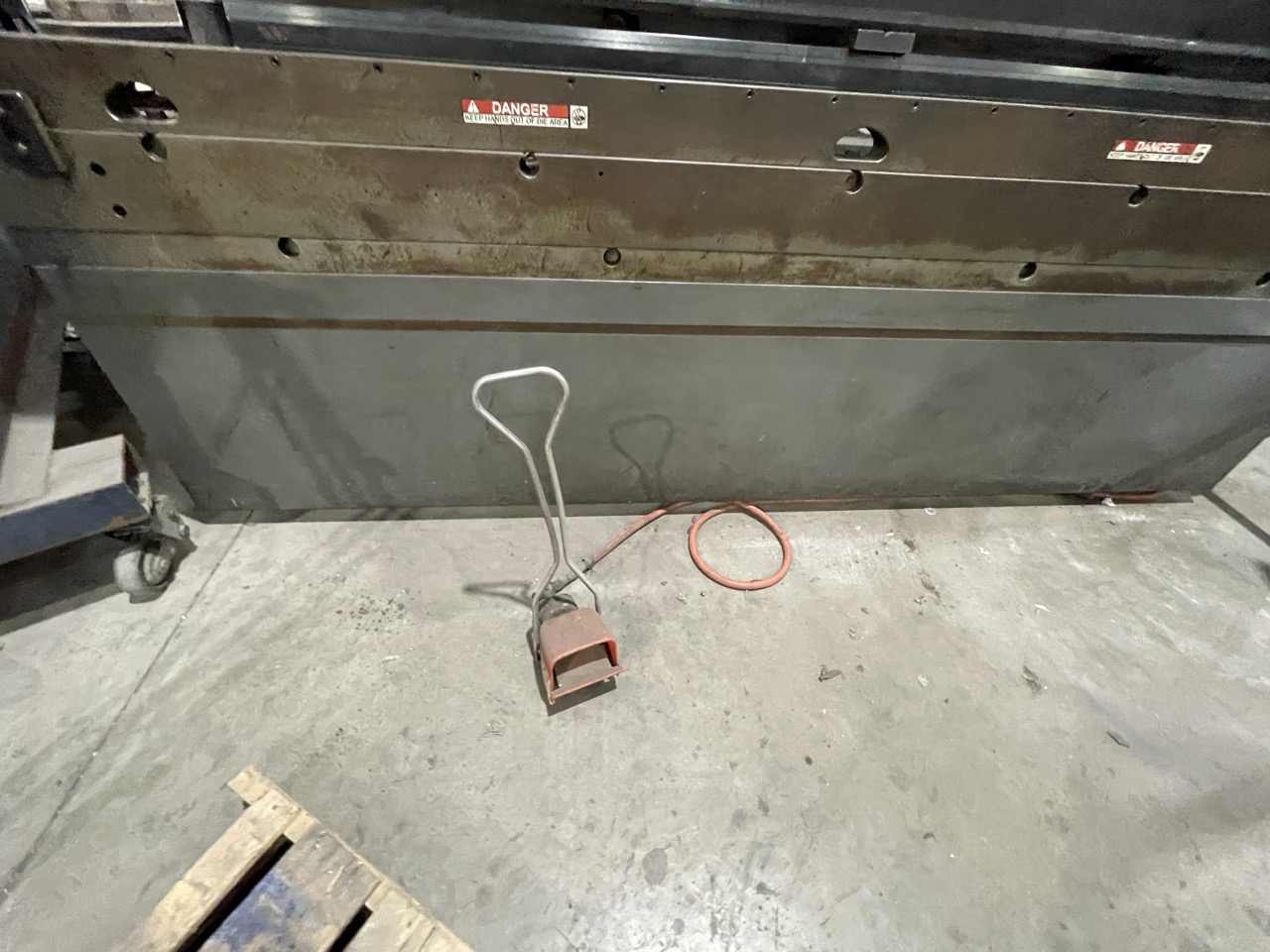 90 Ton x 10' CINCINNATI 90BX 10 CNC PRESS BRAKE, 2015 - X axis with Wilson tooling - Image 11