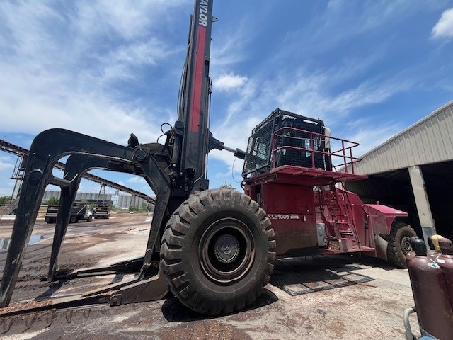 Taylor XLS1000 100,000 LB Diesel Log Stacker / Log Loader, 2021 – 24' Mast, Log Clamp - Image 2