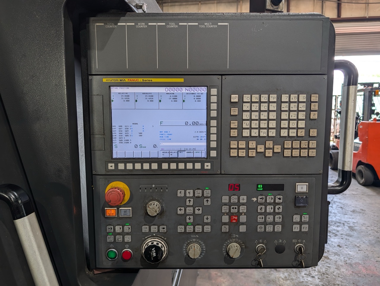 Hyundai Wia L400LC CNC Lathe, 2018 - Box Ways, Tailstock, Chip Conveyor - Image 3