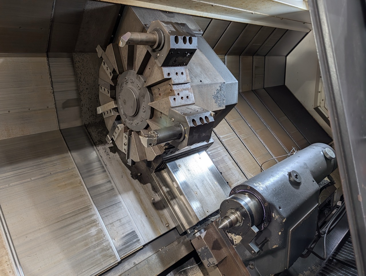 Hyundai Wia L400LC CNC Lathe, 2018 - Box Ways, Tailstock, Chip Conveyor - Image 7