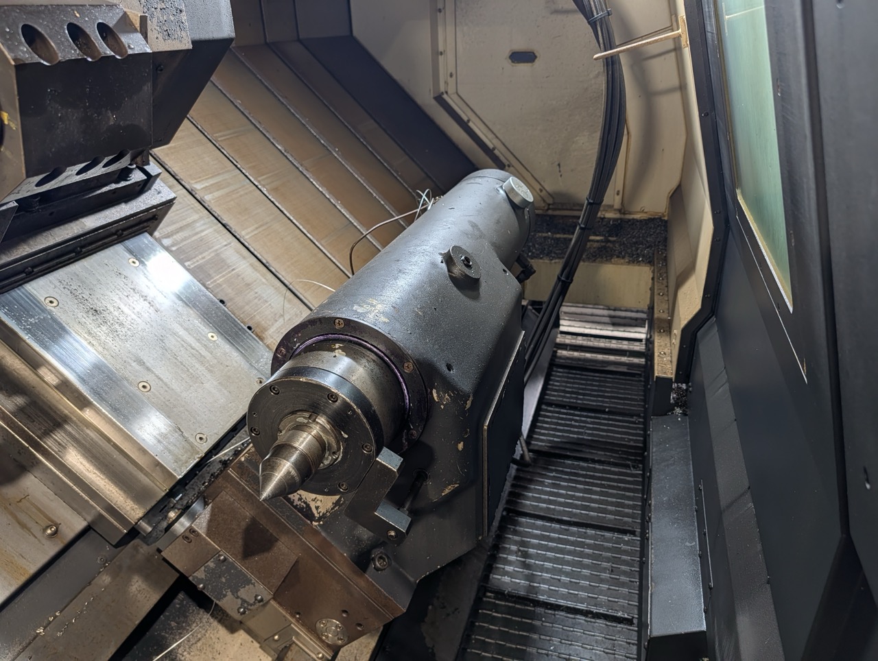 Hyundai Wia L400LC CNC Lathe, 2018 - Box Ways, Tailstock, Chip Conveyor - Image 8