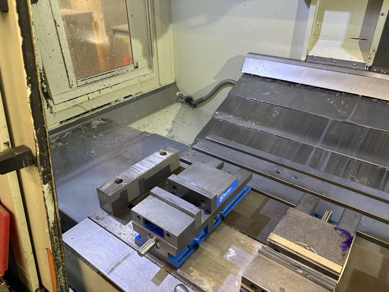 Hurco VMX-50 VMC, 2012 - WinMax Software, Chip Conveyor, Under Power - Image 12
