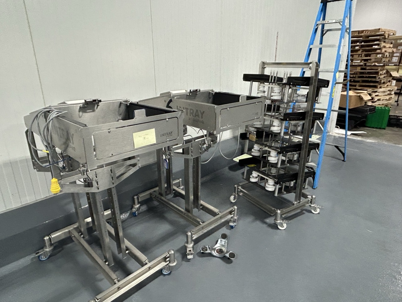 (4) INTRAY / QUPAQ Smart Stand Servo Automatic Tray Denesters, 2024 - w/ (2) Tool Trolleys - Image 2