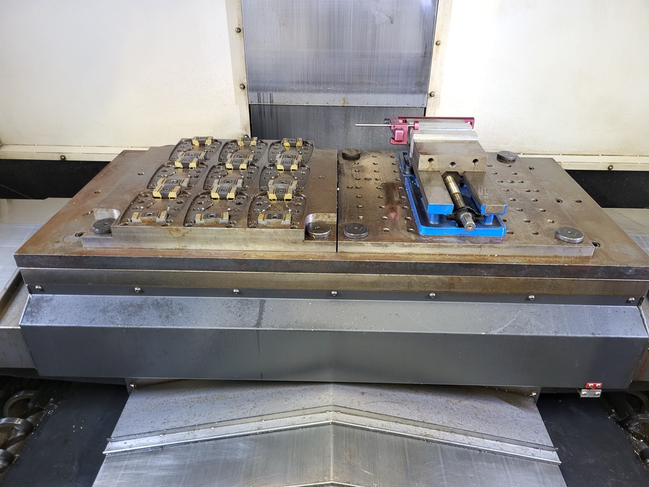 Hyundai WIA KF5600 VMC, 2018 - Fanuc, High Pressure Coolant, Chiller, Conveyor, Low Hours - Image 5
