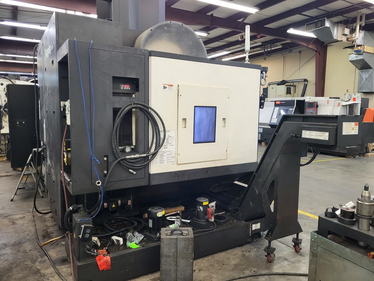 Hyundai WIA KF5600 VMC, 2018 - Fanuc, High Pressure Coolant, Chiller, Conveyor, Low Hours - Image 12