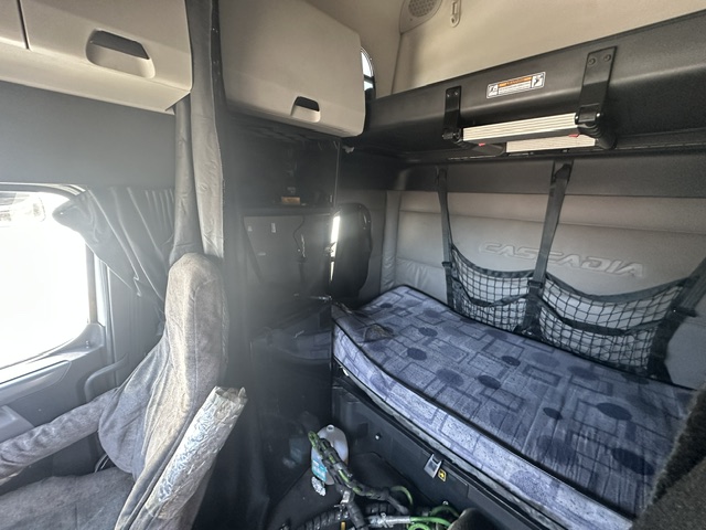 Freightliner Cascadia 126 Sleeper Truck, 2018 – Detroit DD15, DT12 Automatic, Class 8 Semi Tractor - Image 5