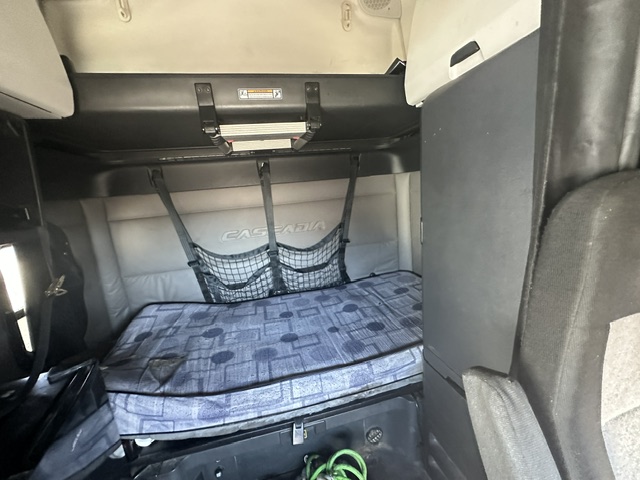 Freightliner Cascadia 126 Sleeper Truck, 2018 – Detroit DD15, DT12 Automatic, Class 8 Semi Tractor - Image 6