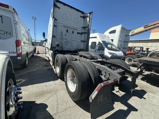 Freightliner Cascadia 126 Sleeper Truck, 2018 – Detroit DD15, DT12 Automatic, Class 8 Semi Tractor - Image 8