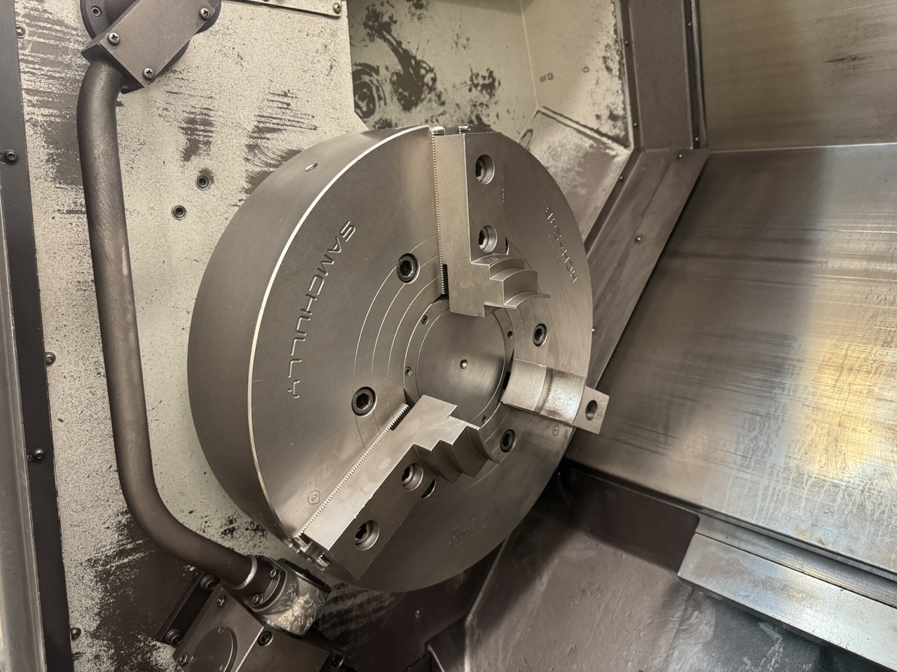 Doosan Puma 480 CNC Lathe, 2012 - 6.5" Bar Cap, 14" Chuck, Tool Setter, Chip Conveyor - Image 3